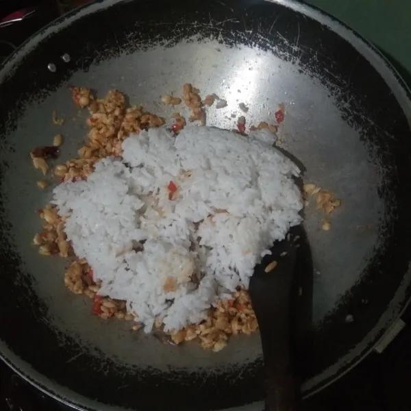 Masukkan nasi.