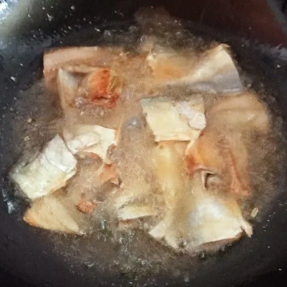 Goreng ikan asin, sisihkan.