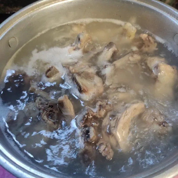 Rebus tulang ayam dalam air mendidih hingga beberapa saat, kemudian ganti air baru, didihkan kembali air 1,5 liter rebus tulangan ayam hingga berkaldu.