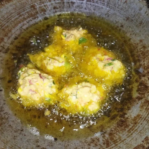 Panaskan minyak goreng, goreng adonan gimbal jagung hingga matang, angkat lalu sajikan.