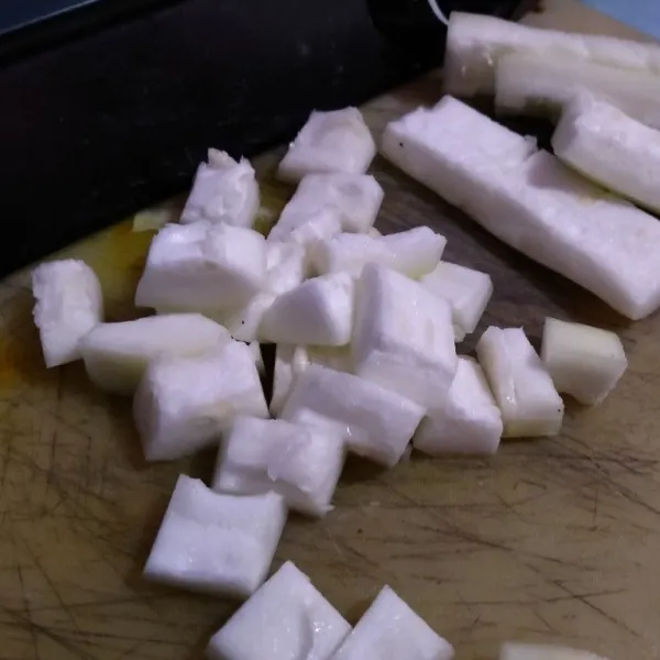 Kupas labu, iris kotak.
