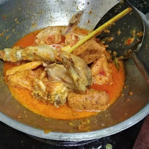 Masukkan ayam dan tahu. Aduk-aduk, tambahkan santan encer.