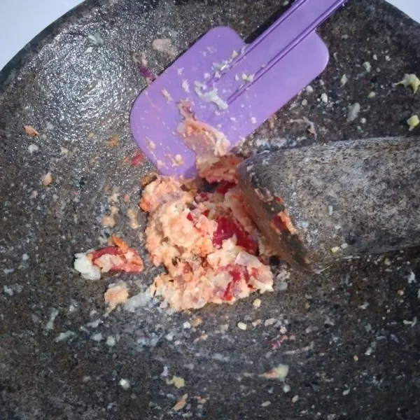 Haluskan bawang, cabe, dan kemiri.