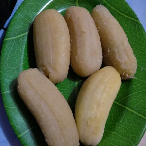 Setelah hangat, kepalkan pisang dan buat lonjong. Lakukan selagi hangat agar mudah dibentuk.