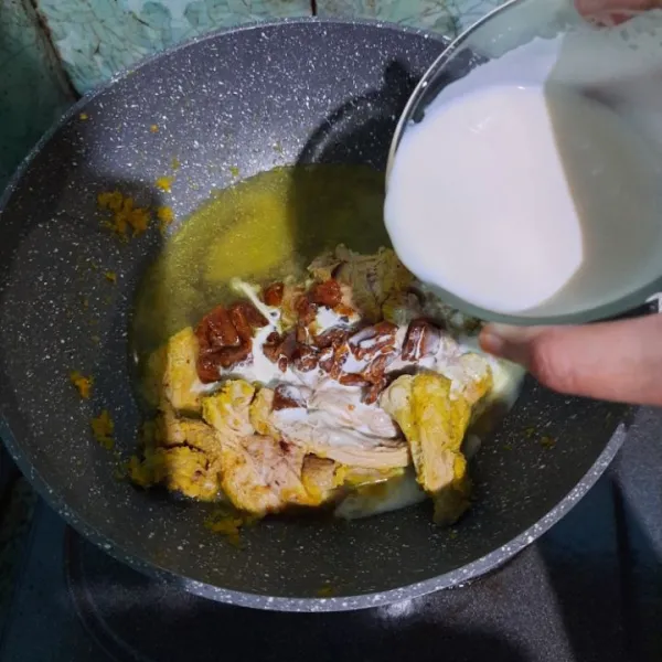 Masukkan daging, air kaldu, gula merah, dan larutan krimer. Tambahkan garam dan kaldu jamur lalu aduk rata.