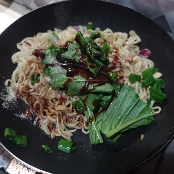 Beri garam, gula, kecap manis dan kaldu bubuk aduk rata.
