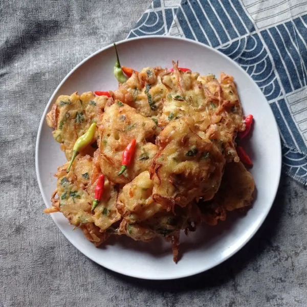 Angkat dan tiriskan, sajikan dengan cabe rawit.