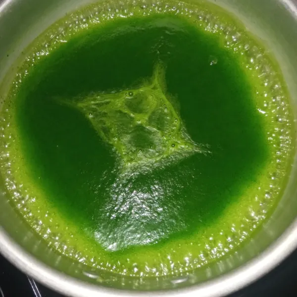 Rebus jus pandan dengan menambahkan gula, garam, dan sisa santan hingga mendidih. Biarkan hangat dahulu.