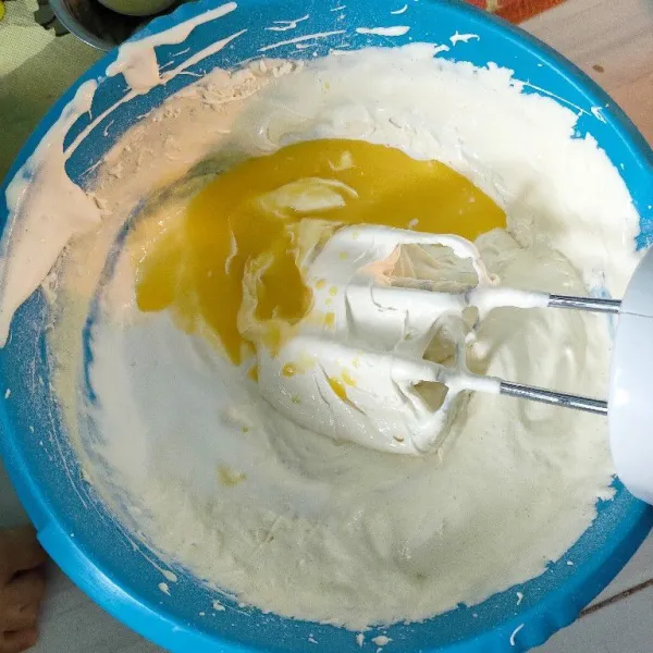 Kemudian tuang margarin cair, aduk merata kembali.
