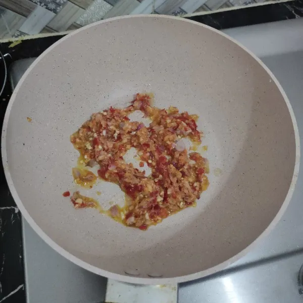 Tumis bumbu halus hingga harum lalu masukkan sosis aduk rata.