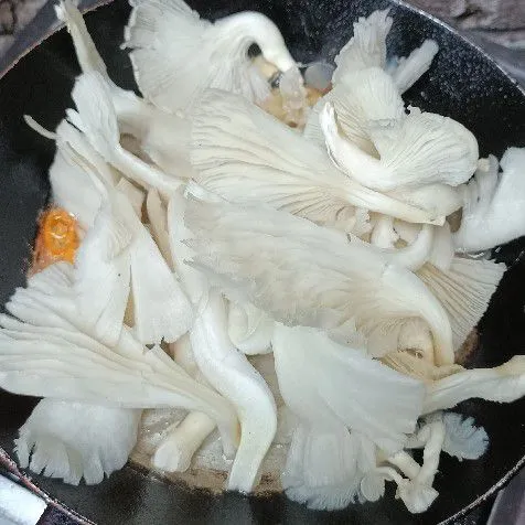 Masukkan jamur.