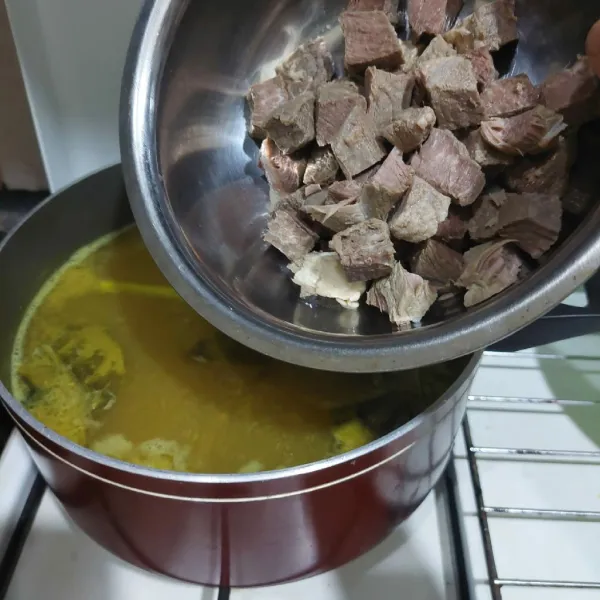 Masukkan daging potong.