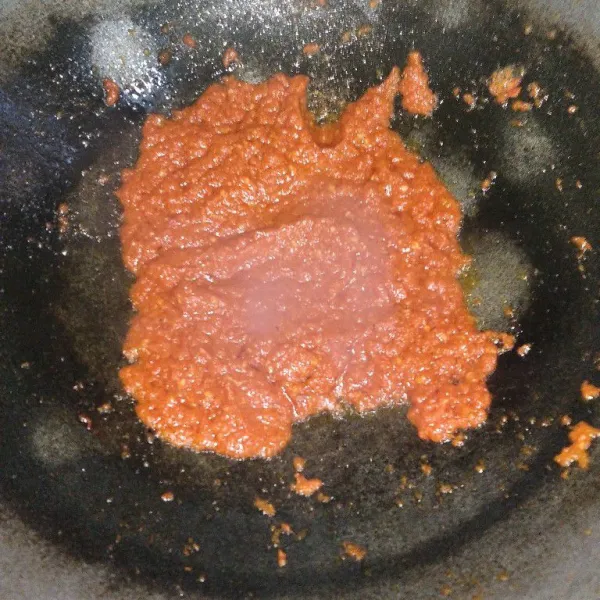 Kemudian tumis bumbu hingga harum.