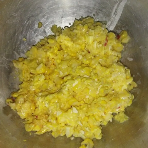 Siapkan jagung manis yang sudah diulek.