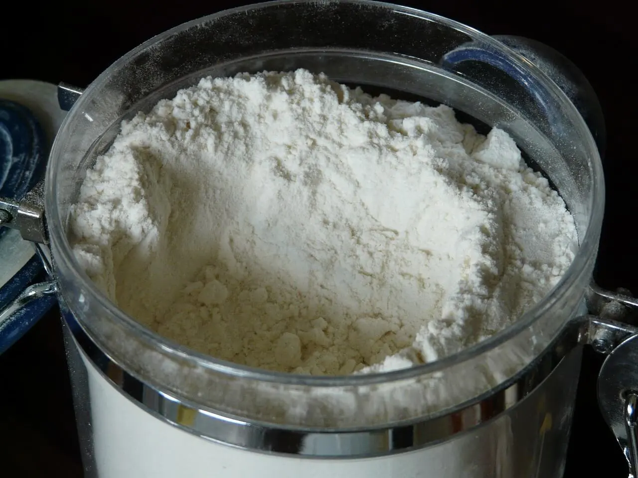 Tepung dalam toples