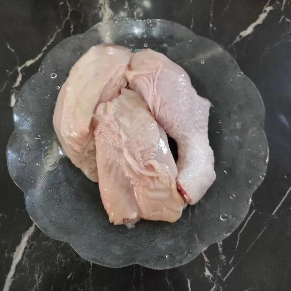 Bersihkan ayam terlebih dahulu lalu potong sesuai selera.