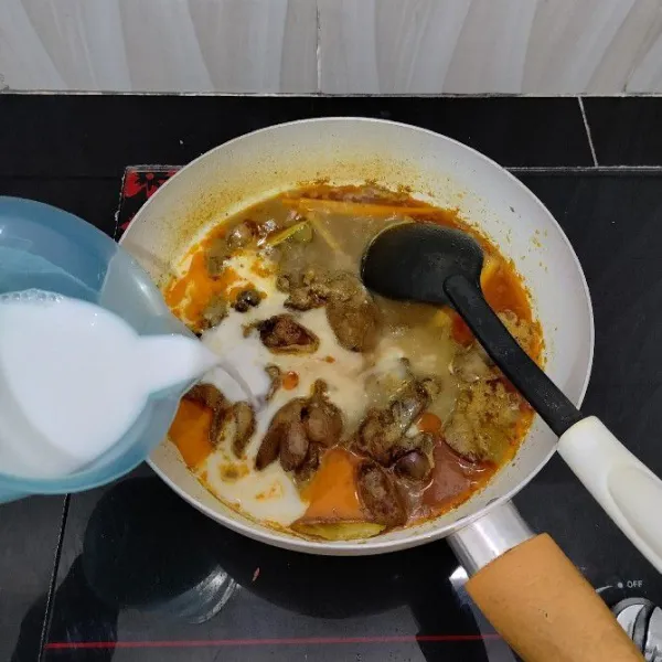 Setelah itu masukkan santan. Aduk rata.