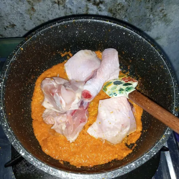 Masukkan ayam. Masak sampai berubah warna.