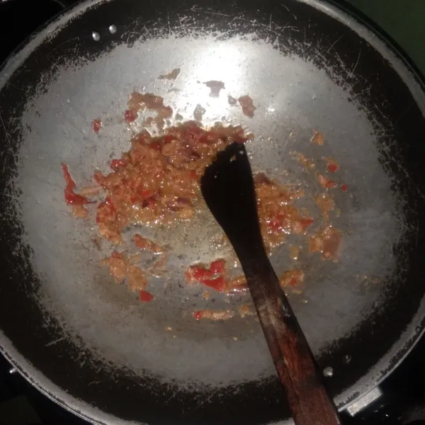 Tumis bumbu halus hingga harum dan matang.