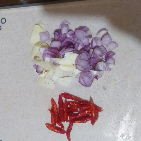 Iris bawang merah, bawang putih, dan cabe.