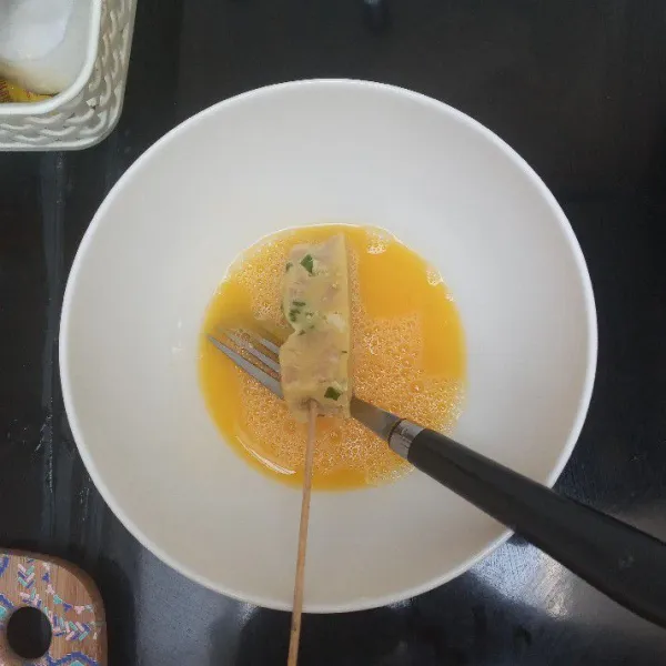 Lalu masukkan ke dalam kocokan telur, pastikan adonan terbalut telur semua.