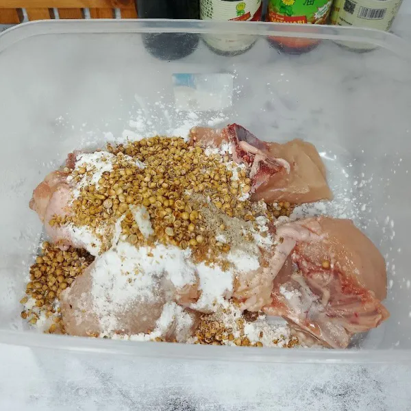 Campur ayam dengan bawang merah dan  bawang putih yang sudah dihaluskan, ketumbar dihaluskan, garam, lada, penyedap, tepung maizena, dan tepung tapioka.