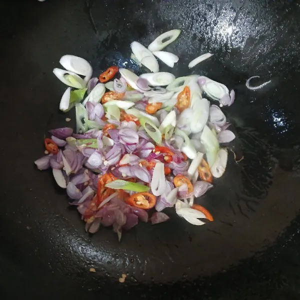 Panaskan sedikit minyak, tumis bawang dan cabe rawit hingga layu dan wangi. Masukkan air, didihkan.