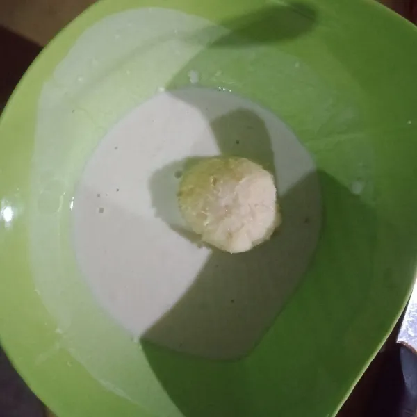 Masukkan bola-bola tape, baluri hingga merata.
