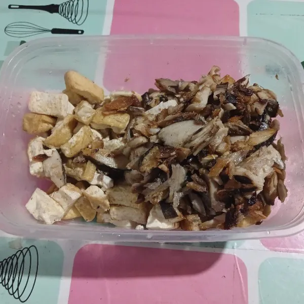 Goreng tahu dan cakalan setengah matang. Angkat sisihkan.