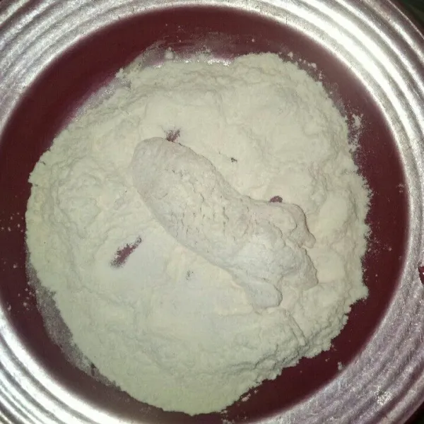 Masukkan ayam kedalam tepung basah lalu gulingkan ketepung kering sisihkan.