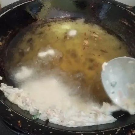 Gunakan wajan yang berbentuk cekung. Panaskan minyak agak banyak, lalu ambil satu sendok sayur adonan peyek. Goreng dengan cara tuang adonan di pinggiran wajan pelan-pelan hingga membentuk bentuk panjang dan tipis. Setelah itu, guyur adonan dengan minyak panas agar pelan-pelan terlepas dari pinggiran wajan dengan sendirinya