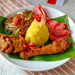 Tumpeng Kuning Dadar Merah Putih #KURCEPPEJUANGRESEPNUSANTARA