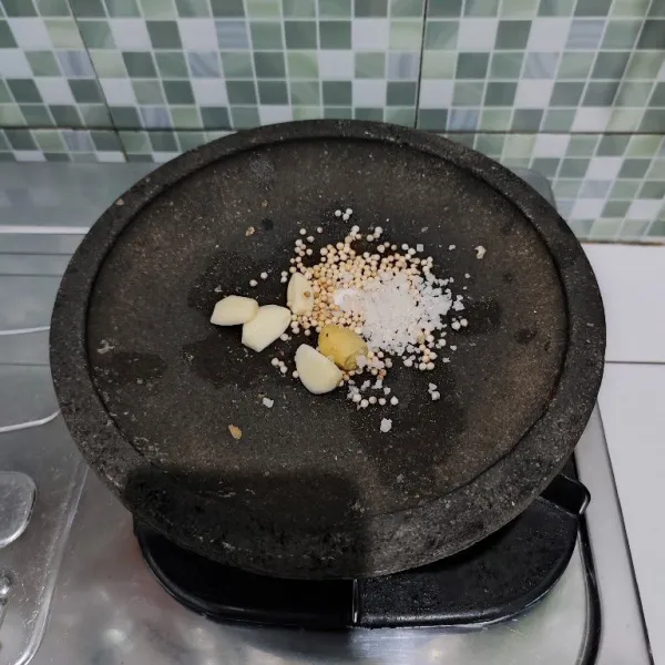 Ulek halus bawang putuh, jahe dan ketumbar, beri sedikit garam.