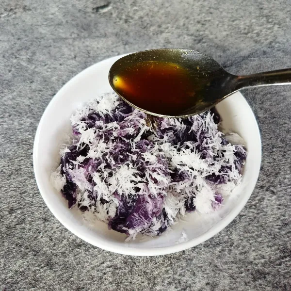 Baluri cenil dengan kelapa parut dan siram dengan saus gula merah secukupnya, sajikan.
