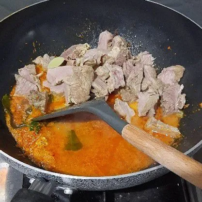 Tambahkan air lalu masukkan daging.