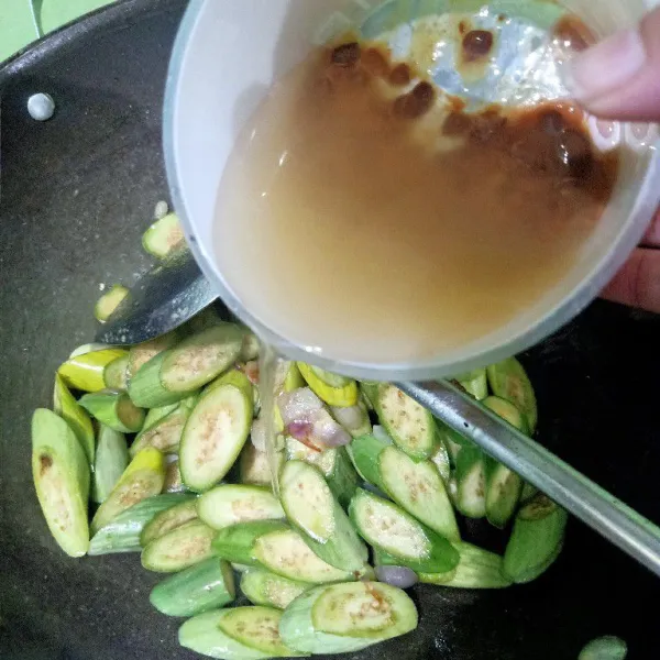 Masukkan tauco dan tambahkan air sedikit ke dalam wajan.