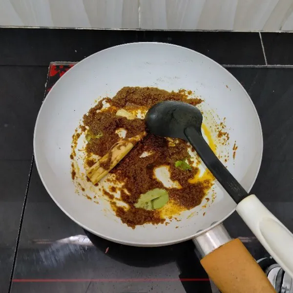 Panaskan minyak sayur. Tumis bumbu halus, serai, dan daun jeruk hingga bumbu matang.