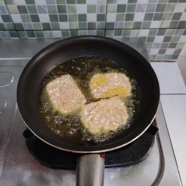 Goreng tempe dengan api sedang.