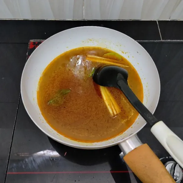 Lalu masukkan air, masak hingga mendidih.