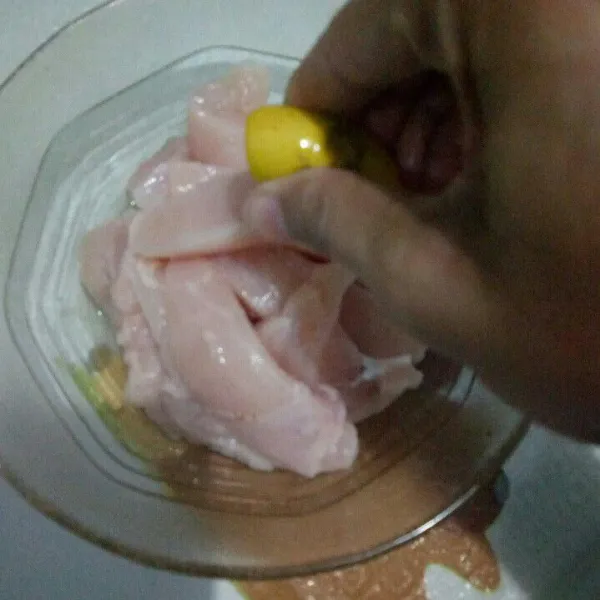 Cuci bersih ayam lalu potong-potong sepanjang jari kemudian kucuri air jeruk lemon aduk rata kemudian bilas.