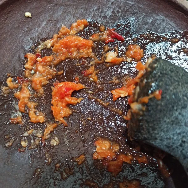 Haluskan cabe rawit dan bawang putih rebus.