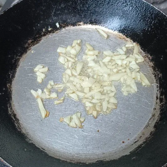 Tumis bawang putih yang telah dicincang.