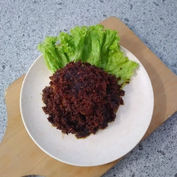 Goreng ayam. Sajikan dengan bumbu yang sudah digoreng tadi.