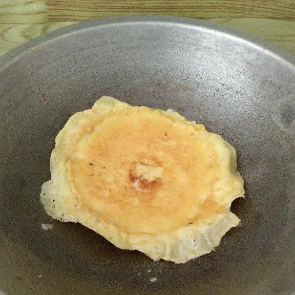 Goreng telur ayam hingga semua sisi matang lalu angkat.