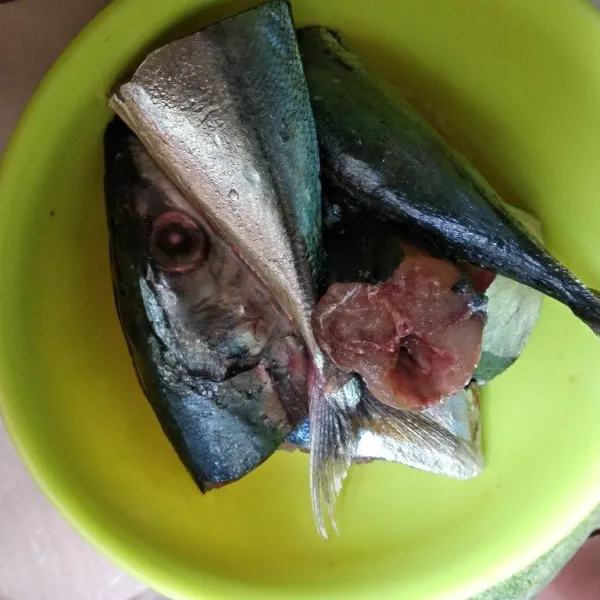 Bersihkan ikan dari kotoran di perutnya. Lumuri dengan setengah buah perasan jeruk nipis. Lalu bilas dengan air bersih dan tiriskan.