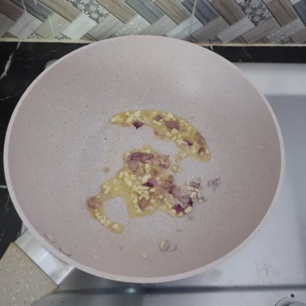 Cincang bawang merah dan bawang putih kemudian tumis hingga harum.