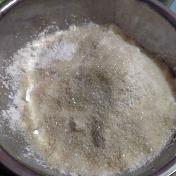 Aduk rata semua tepung, vanili, gula, garam, dan baking powder.