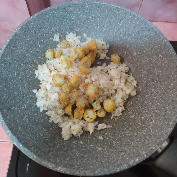 Masukkan nugget, aduk rata.