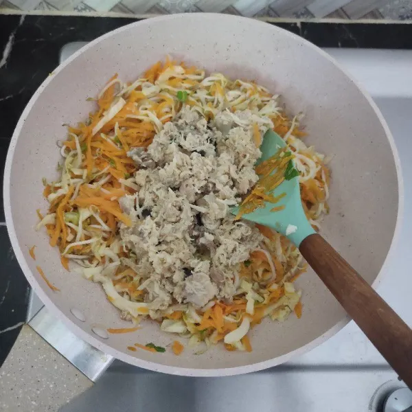Masukkan ayam aduk rata lalu koreksi rasa angkat dan sisihkan.