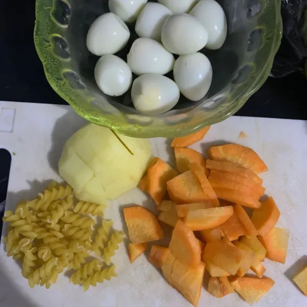 Siapkan bahan dan potong-potong bahan yang ada. Selain itu, kupas telurnya.